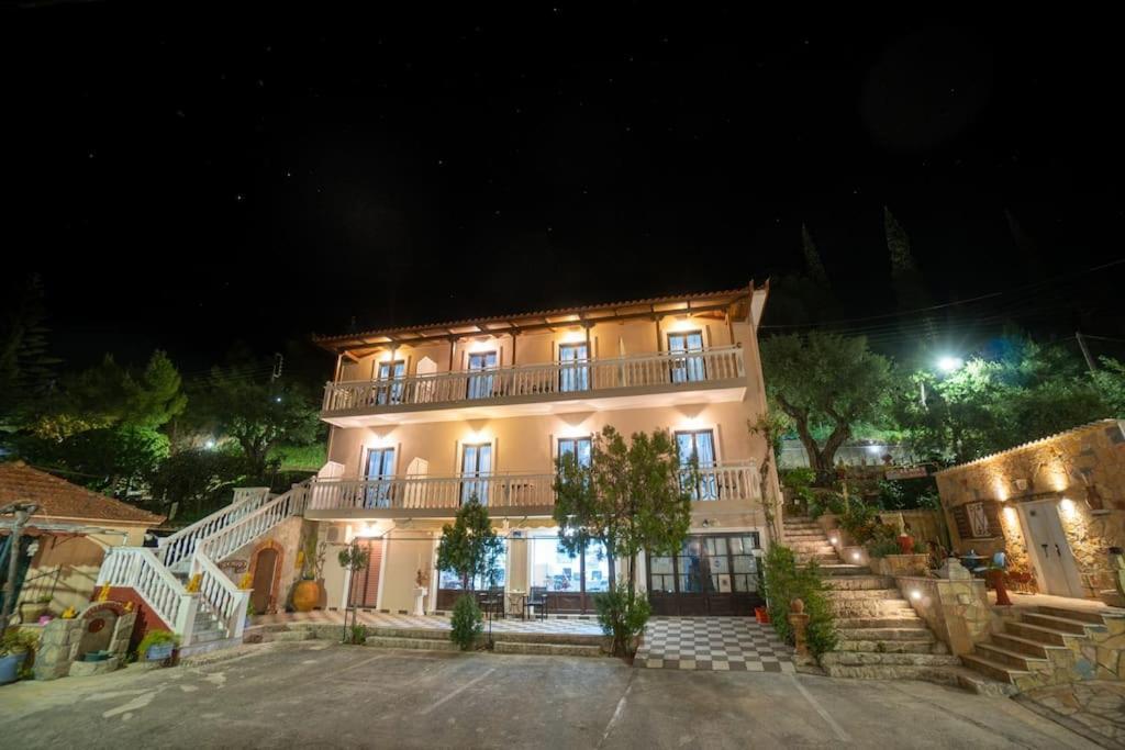 Airy Flat At Xenios Avlais Apartment